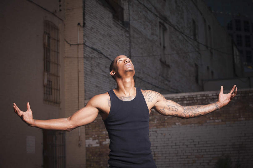 冲浪,西方人,肌肉,健壮,一个人,家,站,伸展双臂,室外,夜晚,仰视,时尚,欧洲,非洲,黑人,欧洲人,仅一个男性,仅一个人,服装,背心,房屋,墙,屋子,注视,文化,楼房,纹身,墙壁,墙面,住宅,仅一个年轻男性,衣服,黑色,观察,看,站着,健康,个性,活力,力量,服饰,信仰,观看,青春,察看,强壮,衣着,穿着,关注,刺青,追求,想象,文身,勇气,崇拜,张扬,衣饰,男人,男性,年轻男性,非洲人,敞开双臂,伸开双臂,抬头,仰头,展开双肩,站立,张开手臂,张开双臂,半身,彩图,低角度拍摄,房子