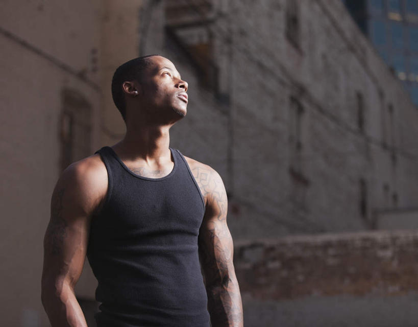 冲浪,西方人,肌肉,健壮,一个人,家,站,室外,夜晚,仰视,时尚,欧洲,非洲,黑人,欧洲人,仅一个男性,仅一个人,服装,背心,房屋,墙,屋子,扭头,注视,文化,楼房,纹身,墙壁,墙面,住宅,仅一个年轻男性,衣服,黑色,观察,看,站着,转头,健康,个性,活力,力量,服饰,信仰,观看,青春,察看,强壮,衣着,穿着,关注,刺青,追求,想象,文身,勇气,崇拜,张扬,衣饰,男人,男性,年轻男性,非洲人,站立,半身,彩图,低角度拍摄,房子