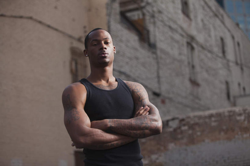 冲浪,西方人,肌肉,健壮,一个人,家,站,双手交叉,室外,夜晚,仰视,时尚,欧洲,非洲,黑人,欧洲人,仅一个男性,仅一个人,服装,背心,房屋,墙,屋子,注视,文化,楼房,纹身,墙壁,墙面,住宅,仅一个年轻男性,衣服,观察,看,站着,健康,个性,活力,力量,服饰,信仰,观看,青春,察看,双手抱胸,强壮,衣着,穿着,关注,刺青,追求,想象,文身,勇气,崇拜,张扬,衣饰,男人,男性,年轻男性,非洲人,站立,半身,彩图,低角度拍摄,房子