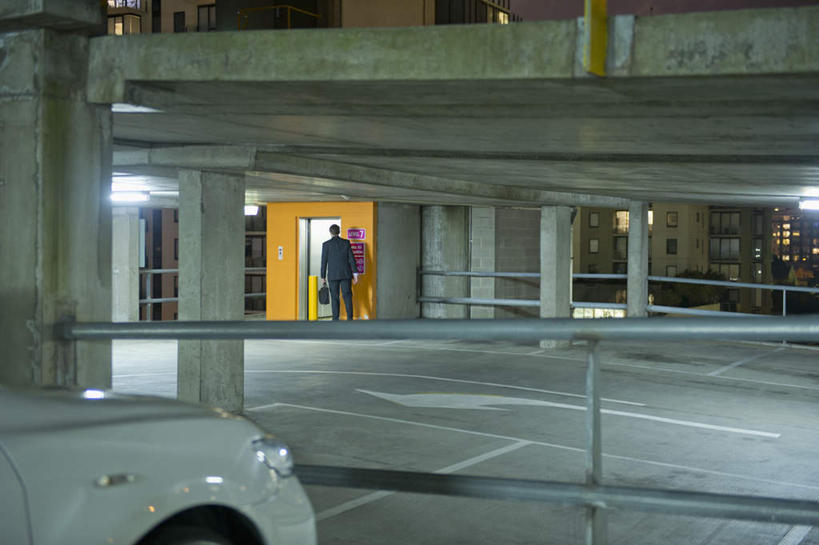 冲浪,西方人,一个人,商务人士,商务男性,停车场,站,室内,夜晚,衬衫,电梯,汽车,照明,欧洲,欧洲人,仅一个男性,仅一个人,阴影,套装,光线,包,公文包,影子,灯光,分界线,停车线,运输工具,拎,方向,顶灯,箭头,车,灯,仅一个年轻男性,背面,灯具,交通工具,轿车,站着,升降梯,公事包,等待,车行道,车行道分界线,照亮,指向,照明设备,载具,标线,商务装,工薪阶层,车行线,簇,男人,男性,年轻男性,白种人,白领,上班族,站立,彩图,全身,衬衣,泊车场,升降设备,拎着