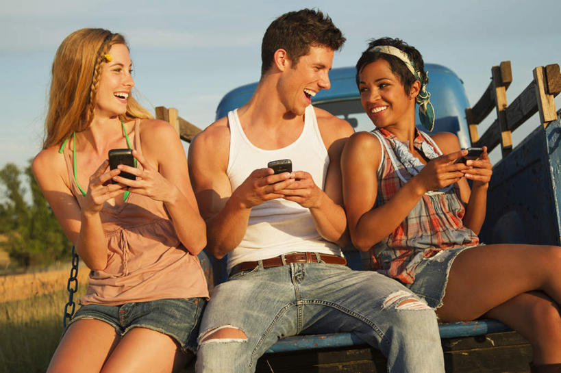 冲浪,西方人,三个人,伙伴,朋友,坐,笑,打电话,微笑,露齿笑,室外,白天,正面,友谊,草地,草坪,植物,卡车,汽车,电话,手机,欧洲,欧洲人,敲打,握,服装,装饰,头饰,云,云朵,拿,云彩,拿着,扭头,注视,休闲装,输入,通讯设备,车,草,树,树木,衣服,蓝色,绿色,白云,蓝天,天空,自然,发箍,发饰,饰品,交通工具,天,打字,观察,看,转头,休闲,休闲服,握着,服饰,生长,晴朗,成长,头箍,观看,点击,华丽,修饰,敲击,点缀,察看,关注,载具,发卡,配饰,衬托,美观,雅致,雅观,交流,友情,按键,男人,男性,年轻男性,年轻女性,女人,女性,白种人,晴空,沟通,通话,坐着,半身,彩图