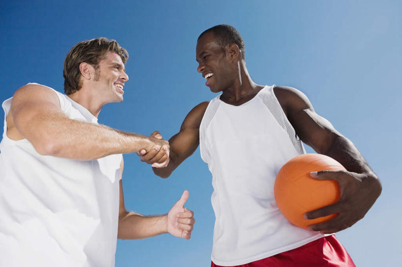 西方人,两个人,伙伴,朋友,站,握手,笑,微笑,露齿笑,横图,室外,白天,仰视,运动服,友谊,智慧,排球,欧洲,非洲,黑人,欧洲人,握,阴影,突出,服装,光线,影子,排球装备,拿,拿着,注视,称赞,表扬,运动器械,一个,衣服,蓝色,白色,蓝天,天空,阳光,天,观察,看,手势,站着,健身器械,竖,握着,服饰,晴朗,单个,观看,翘,高,察看,夸奖,衣着,优秀,穿着,关注,健身器材,万里无云,好,妙,顺利,出色,超群,杰出,卓越,奇妙,衣饰,聪明,友情,排球运动,年轻女性,女人,女性,白种人,非洲人,大拇指,晴空,晴空万里,搀手,拉手,手搀手,手拉手,手牵手,手握手,站立,半身,彩图,低角度拍摄,运动器材,运动装