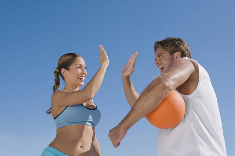 西方人,两个人,家庭,夫妻,站,笑,微笑,露齿笑,横图,室外,白天,仰视,爱情,快乐,兴奋,骄傲,成功,胜利,排球,欧洲,欧洲人,击掌,握,阴影,服装,光线,背心,影子,排球装备,浪漫,拿,拿着,注视,运动器械,一个,衣服,蓝色,白色,蓝天,天空,阳光,天,观察,看,手势,站着,温暖,温馨,一家人,健身器械,恩爱,自信,握着,恋人,服饰,晴朗,单个,观看,和睦,察看,衣着,穿着,关注,健身器材,万里无云,衣饰,露脐装,排球运动,男人,男性,年轻男性,女人,女性,中年女性,白种人,夫妇,情侣,晴空,晴空万里,拍手,站立,半身,彩图,低角度拍摄,欢乐,开心,伴侣,融洽,运动器材