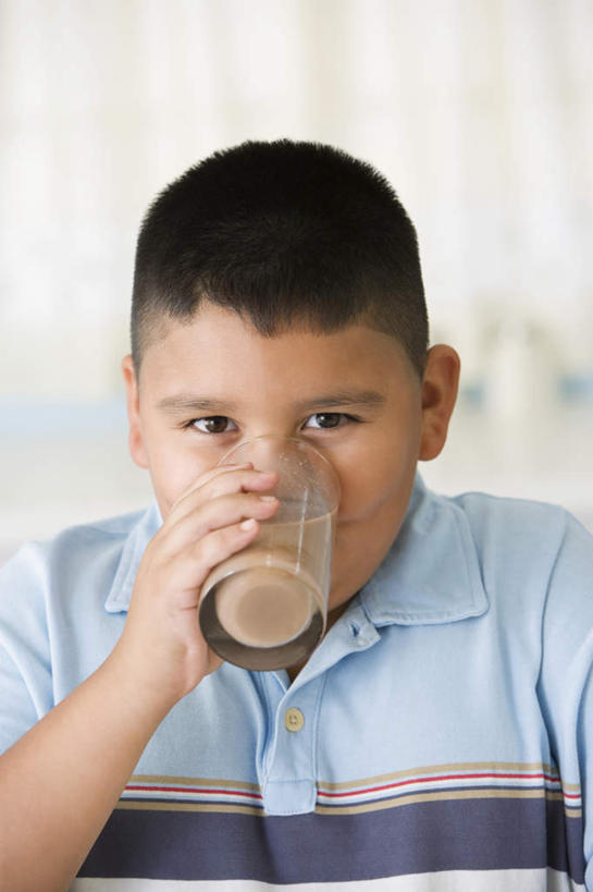 西方人,儿童,一个人,竖图,室内,白天,正面,纯洁,杯子,欧洲,欧洲人,仅一个男性,仅一个人,喝,握,服装,食品,甜点,甜品,一杯,拿,拿着,注视,休闲装,玻璃制品,食物,饮料,一个,小孩,衣服,水杯,甜食,观察,看,仅一个小孩,休闲,休闲服,冰淇淋,可爱,童年,童趣,握着,服饰,单个,观看,鲜奶,察看,关注,奶昔,童真,烂漫,无邪,巧克力奶昔,天真,男孩,男人,男性,白种人,孩子,玻璃杯,半身,彩图,男生