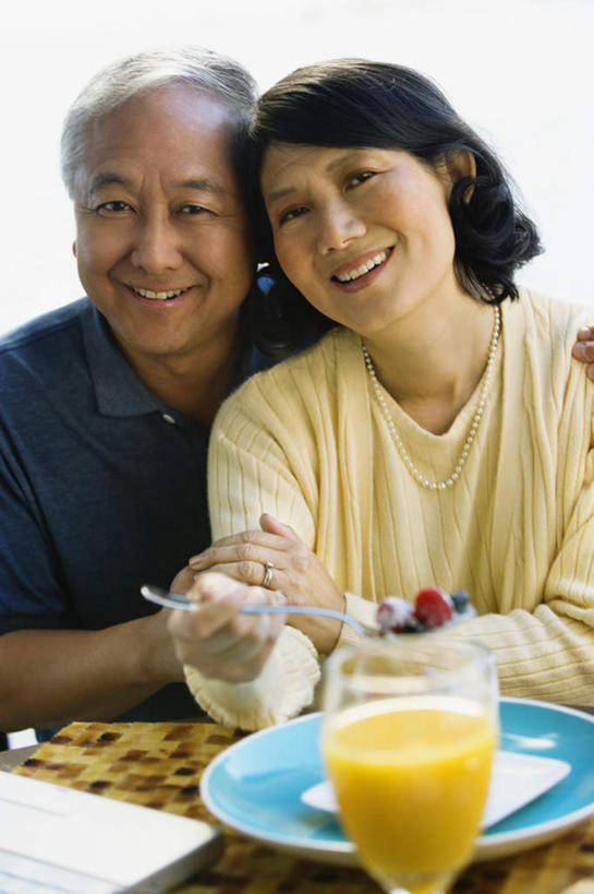 果汁,牛奶,西方人,老年人,两个人,家庭,夫妻,坐,笑,微笑,露齿笑,竖图,室外,白天,正面,爱情,餐桌,桌子,杯子,欧洲,欧洲人,阴影,服装,反射,影子,橙汁,饮品,浪漫,营养,休闲装,酸奶,玻璃制品,饮料,衣服,水杯,靠,靠着,休闲,温暖,温馨,一家人,休闲服,恩爱,恋人,服饰,餐台,和睦,乳制品,甜橙,奶,可口,发酵,优格,优酪乳,适口,老年男性,男人,男性,女人,女性,中年女性,白种人,夫妇,情侣,玻璃杯,橙子,橙,坐着,半身,彩图,鹄壳,黄橙,黄果,金橙,金环,金球,糖橙,伴侣,融洽