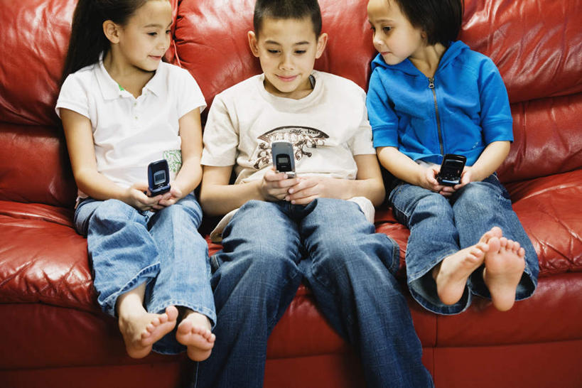 西方人,儿童,腿部,脚,脚趾,脚趾甲,腿,三个人,家庭,坐,笑,打电话,微笑,露齿笑,横图,室内,白天,正面,纯洁,沙发,电话,手机,欧洲,欧洲人,握,阴影,服装,裤子,反射,影子,注视,牛仔裤,休闲装,光脚,通讯设备,小孩,衣服,红色,观察,看,休闲,温暖,温馨,一家人,赤脚,休闲服,可爱,童年,童趣,握着,服饰,观看,和睦,察看,关注,童真,烂漫,无邪,三部,交流,天真,男孩,男人,男性,女孩,女人,女性,白种人,脚指甲,沟通,通话,坐着,半身,彩图,融洽,男生,女生,皮沙发