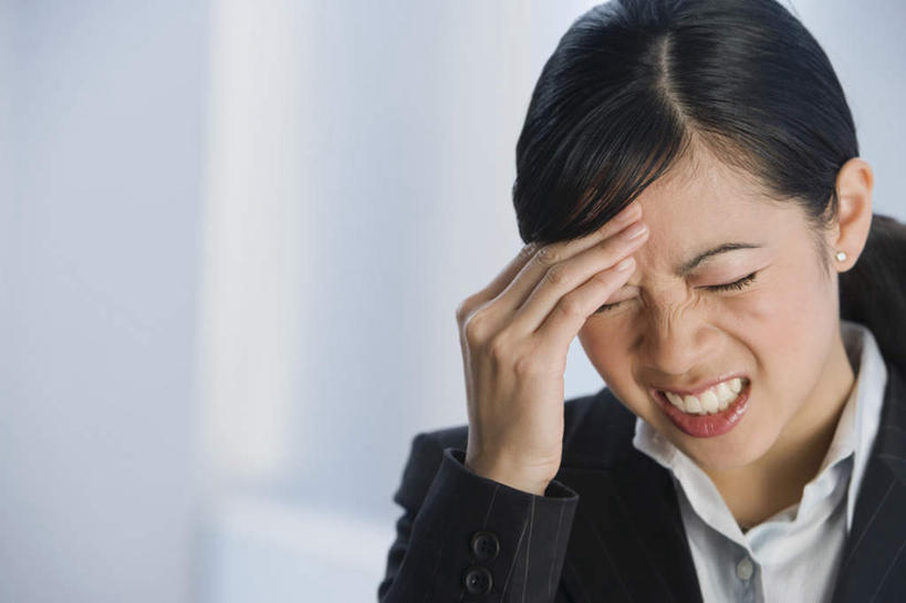 东方人,一个人,商务人士,商务女性,坐,闭眼,横图,室内,白天,正面,窗户,亚洲,仅一个年轻女性,仅一个女性,仅一个人,撑,套装,生气,朦胧,模糊,墙,黄种人,玻璃窗,墙壁,墙面,白色,愤怒,恼怒,撑着,愤慨,怒气,气愤,发怒,怒火,商务装,情绪,脾气,工薪阶层,忿怒,怨恨,强烈,气忿,愤恨,肝火,激动,年轻女性,女人,女性,亚洲人,白领,上班族,闭眼睛,闭着眼,闭着眼睛,坐着,半身,彩图