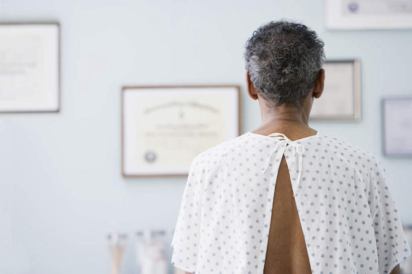 西方人,一个人,病人,医院,站,横图,室内,白天,成功,胜利,欧洲,非洲,黑人,欧洲人,仅一个男性,仅一个人,仅一个中年男性,服装,朦胧,模糊,墙,墙壁,墙面,背面,衣服,灰色,站着,光彩,服饰,衣着,证书,穿着,病患,荣誉,医疗机构,病号服,荣耀,衣饰,光荣,男人,男性,中年男性,非洲人,患者,就医者,站立,半身,彩图,病院,诊所,病患服,获奖证书,荣誉证书