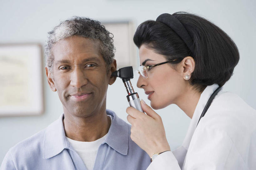 西方人,脸,头,脸颊,脖子,手,两个人,医生,病人,医院,站,笑,微笑,横图,室内,白天,正面,工作服,制服,镜子,欧洲,非洲,黑人,欧洲人,一副,握,服装,反射,眼镜,拿,拿着,注视,休闲装,肩膀,衣服,听诊器,观察,看,站着,医护人员,医疗人员,休闲,手部,休闲服,握着,服饰,观看,单手,镜像,察看,医疗设备,白大褂,镜面,关注,病患,医疗器械,反射镜,医疗工具,近视眼镜,耳镜,医疗机构,光学,工作制服,检测工具,男人,男性,女人,女性,中年男性,中年女性,白种人,非洲人,头部,脖,颈,颈部,脸部,脸蛋,面部,大夫,患者,就医者,站立,半身,彩图,工作套服,病院,诊所