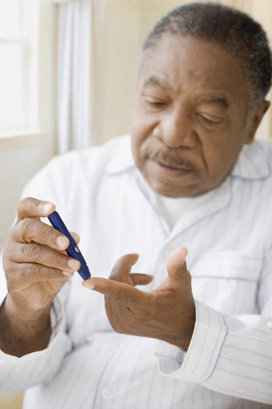 西方人,一个人,坐,竖图,室内,白天,正面,欧洲,非洲,黑人,欧洲人,仅一个男性,仅一个人,握,服装,拿,拿着,注视,休闲装,衣服,观察,看,仅一个老年男性,休闲,休闲服,握着,服饰,观看,察看,关注,医疗器械,医疗工具,老年男性,男人,男性,非洲人,坐着,半身,彩图,血糖检测仪,血糖仪