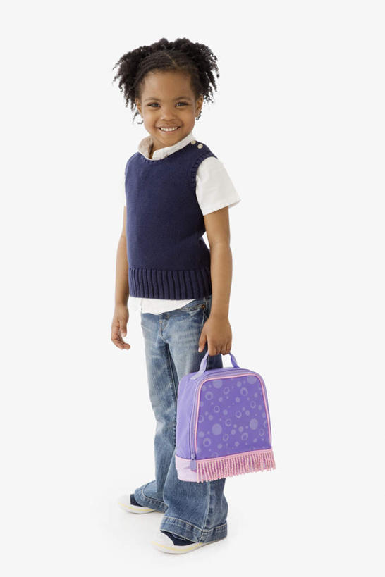 西方人,儿童,一个人,学生,站,笑,微笑,露齿笑,竖图,室内,白天,白色背景,侧面,午餐,纯洁,欧洲,非洲,黑人,欧洲人,仅一个女性,仅一个人,阴影,服装,反射,包,影子,午饭,拎,注视,休闲装,小孩,衣服,观察,看,站着,仅一个小孩,休闲,休闲服,可爱,童年,童趣,摄影,服饰,影棚,观看,单肩包,察看,关注,童真,烂漫,无邪,天真,女孩,女人,女性,非洲人,孩子,站立,彩图,全身,影棚拍摄,拍摄,女生,拎着