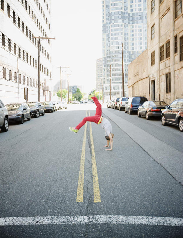 西方人,一个人,家,举,竖图,室外,白天,侧面,度假,美景,城市风光,城市,道路,路,路灯,公路,汽车,照明,欧洲,美国,欧洲人,仅一个男性,仅一个人,一排,许多,阴影,服装,整齐,光线,影子,房屋,屋子,景观,公寓,灯光,分界线,停车线,交通,休闲装,娱乐,洋房,楼房,住宅,车,灯,排列,仅一个年轻男性,衣服,蓝色,蓝天,天空,阳光,交通工具,轿车,天,托,享受,休闲,休闲服,景色,放松,服饰,晴朗,张开双腿,车行道,车行道分界线,照亮,北美,北美洲,照明设备,队列,载具,标线,美洲,车行线,万里无云,新泽西,北亚美利加洲,亚美利加洲,新泽西州,新州,花园之州,花园州,展开双腿,哈德逊县,泽西城,男人,男性,年轻男性,白种人,晴空,晴空万里,马路,举起,举手,举着,向上举,向上伸,向上托,彩图,全身,房子,伸展双腿