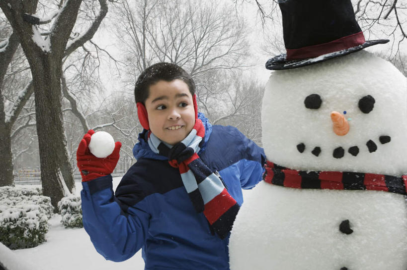 西方人,儿童,一个人,站,举,横图,室外,白天,正面,游戏,纯洁,雪,大雪,帽子,欧洲,欧洲人,仅一个男性,仅一个人,服装,装饰,积雪,雪景,雪人,冬季,冬天,玩,注视,休闲装,礼帽,娱乐,小孩,衣服,手套,围巾,观察,看,托,站着,仅一个小孩,休闲,温暖,休闲服,寒冷,可爱,童年,童趣,服饰,围脖,观看,活动,保暖,华丽,点缀,察看,御寒,发泄,关注,消遣,智力,打雪仗,童真,烂漫,无邪,宣泄,衬托,美观,雅致,雅观,一顶,严寒,天真,男孩,男人,男性,白种人,孩子,举起,举手,举着,抛,扔,玩耍,嬉戏,向上举,向上伸,向上托,站立,半身,彩图,男生,拟人