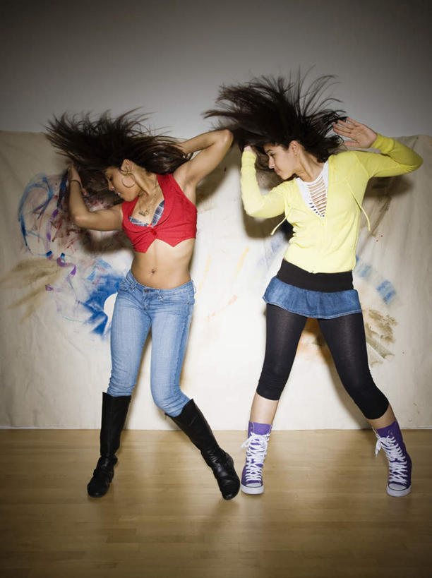 西方人,头发,两个人,伙伴,朋友,站,举,闭眼,竖图,室内,白天,正面,跳舞,友谊,地板,欧洲,欧洲人,服装,飘扬,背心,墙,地面,扭头,木地板,墙壁,墙面,衣服,托,站着,转头,服饰,飘逸,衣着,穿着,飞扬,舞姿,霹雳舞,衣饰,露脐装,友情,年轻女性,女人,女性,白种人,闭眼睛,闭着眼,闭着眼睛,举起,举手,举着,向上举,向上伸,向上托,站立,彩图,全身,舞蹈