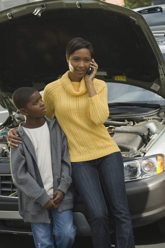 西方人,儿童,中年人,两个人,家庭,母亲,女儿,站,说,打电话,竖图,室外,白天,正面,讨论,纯洁,道路,路,公路,汽车,电话,手机,欧洲,非洲,黑人,欧洲人,一辆,服装,交通,注视,休闲装,通讯设备,车,小孩,衣服,交通工具,轿车,观察,看,站着,休闲,温暖,温馨,母女,一家人,休闲服,可爱,母爱,童年,童趣,搭,服饰,观看,和睦,察看,搭着,关注,载具,抛锚,童真,烂漫,无邪,一部,损害,交流,天真,女孩,女人,女性,中年女性,非洲人,孩子,马路,沟通,讲话,交谈,商讨,说话,谈话,通话,站立,半身,彩图,融洽,女生