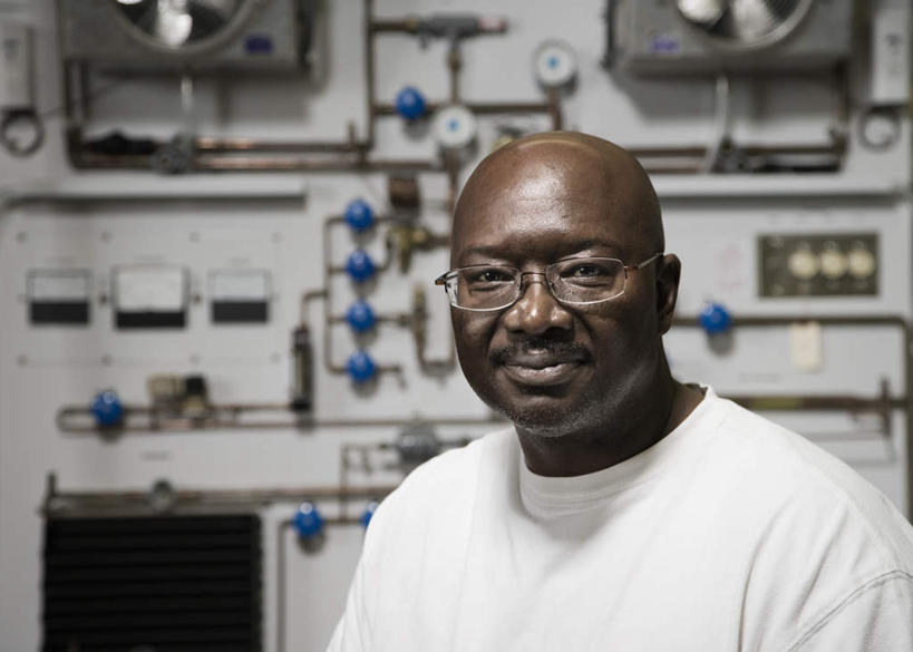 西方人,一个人,站,横图,室内,白天,正面,欧洲,非洲,黑人,欧洲人,仅一个男性,仅一个人,仅一个中年男性,服装,测量,标志,电器,数字,文字,眼镜,字符,墙,指针,注视,休闲装,标识,墙壁,墙面,衣服,白色,观察,看,站着,休闲,休闲服,阿拉伯数字,服饰,观看,察看,关注,仪表盘,近视眼镜,水表,男人,男性,中年男性,非洲人,站立,半身,彩图,水流量