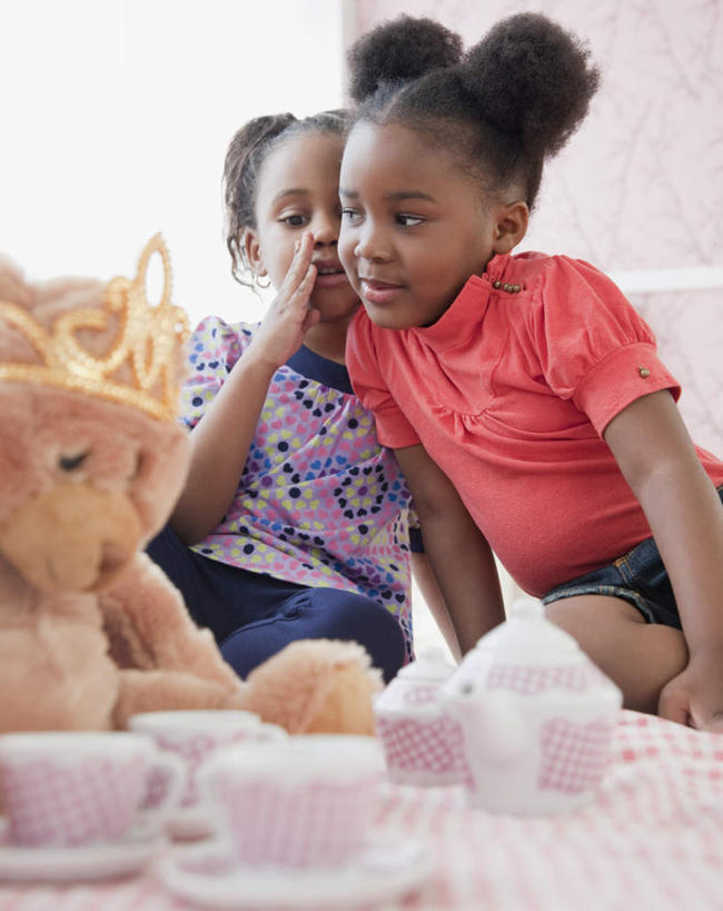 点心,西方人,儿童,两个人,家庭,坐,闭眼,竖图,室内,白天,正面,下午茶,游戏,纯洁,杯子,玩具,欧洲,非洲,黑人,欧洲人,服装,壶,墙,食品,玩,注视,休闲装,娱乐,墙壁,墙面,水壶,食物,糕点,小孩,衣服,白色,茶壶,容器,水杯,观察,看,休闲,温暖,温馨,一家人,休闲服,可爱,童年,童趣,益智,遮,遮掩,服饰,观看,活动,纸托,和睦,察看,掩盖,遮挡,发泄,关注,私语,消遣,智力,耳语,童真,烂漫,无邪,遮盖,宣泄,掩饰,纸杯蛋糕,纸托蛋糕,蛋糕托,蛋糕托纸,蛋糕纸托,天真,女孩,女人,女性,非洲人,茶杯,闭眼睛,闭着眼,闭着眼睛,玩耍,嬉戏,坐着,半身,彩图,融洽,蛋糕,女生