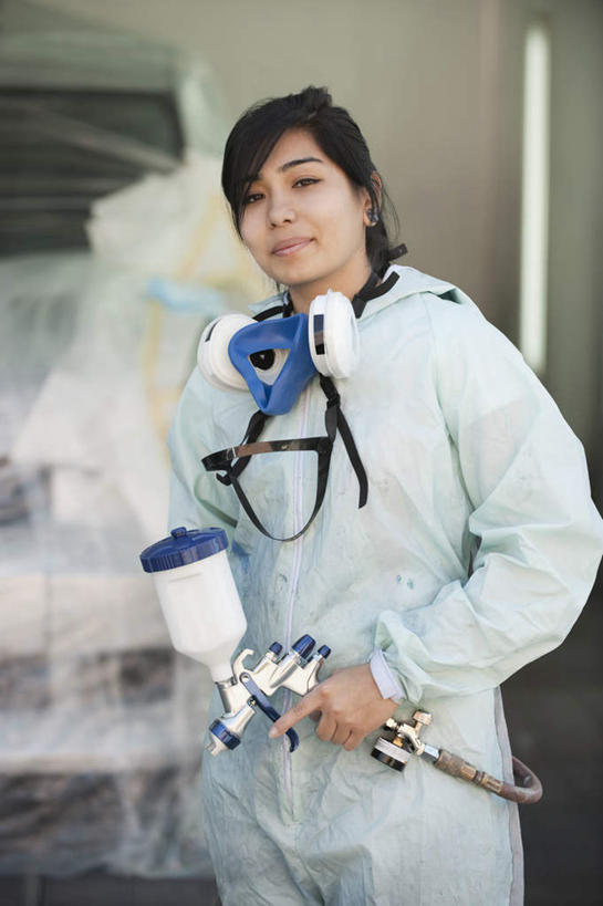 西方人,一个人,机修工,工厂,站,笑,微笑,竖图,室内,白天,正面,工作服,制服,安全,车间,机器,欧洲,欧洲人,仅一个年轻女性,仅一个女性,仅一个人,握,分离,面具,器材,防护,过滤,拿,分开,拿着,注视,工人,观察,看,站着,机械,隔断,握着,遮掩,观看,保护,隔离,察看,掩盖,遮挡,关注,面罩,净化,间隔,喷雾器,防毒面具,遮盖,掩饰,断绝,隔开,屏蔽,屏绝,远离,中断,阻遏,阻隔,导气管,防护器材,滤毒罐,工作制服,年轻女性,女人,女性,白种人,机械师,机修工人,站立,半身,彩图,工作套服,制造厂,油漆喷雾器