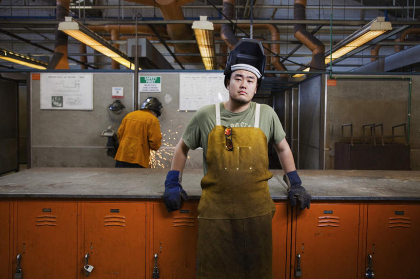 东方人,西方人,背部,两个人,伙伴,朋友,站,横图,室内,白天,正面,工作服,制服,友谊,安全,合作,团队,照明,欧洲,欧洲人,亚洲,握,阴影,光线,围裙,影子,灯光,防护,拿,拿着,注视,黄种人,顶灯,灯,工人,手套,灯具,建筑工地,观察,看,站着,战略,握着,肮脏,观看,保护,照亮,察看,照明设备,关注,面罩,保险,邋遢,保全,周全,安稳,安定,联合,合谋,防护手套,地盘,建筑地盘,施工地盘,工作制服,龌龊,污秽,配合,平安,协作,男人,男性,年轻男性,白种人,亚洲人,站立,半身,彩图,工作套服,工地,电焊面罩