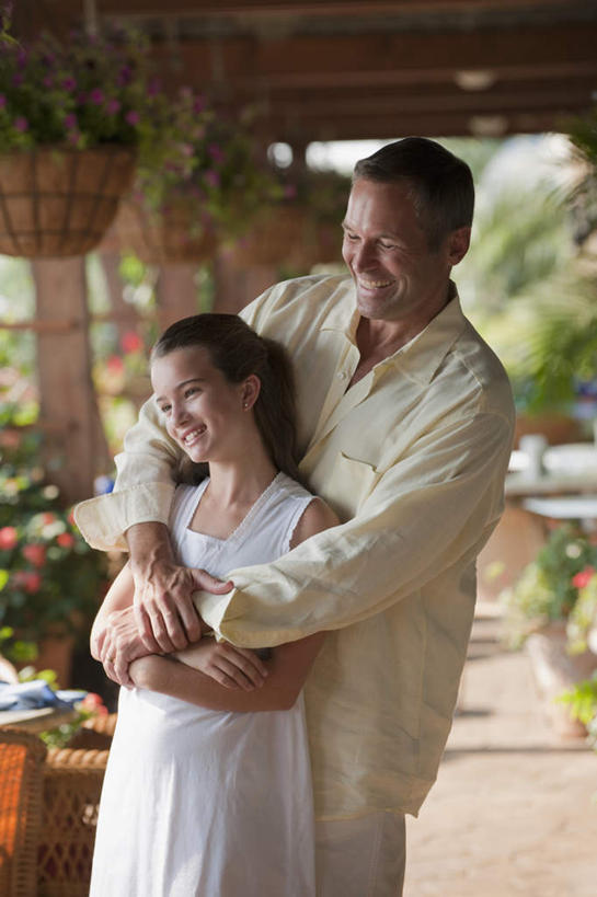 西方人,儿童,中年人,两个人,家庭,父亲,女儿,餐厅,站,抱,笑,微笑,露齿笑,竖图,室外,白天,正面,纯洁,植物,餐桌,桌子,欧洲,欧洲人,服装,朦胧,模糊,注视,休闲装,树,树木,小孩,衣服,绿色,自然,观察,看,站着,休闲,温暖,温馨,父女,一家人,休闲服,父爱,可爱,童年,童趣,服饰,生长,成长,餐台,抱着,观看,和睦,察看,搂着,关注,童真,烂漫,无邪,天真,男人,男性,女孩,中年男性,白种人,孩子,搂,搂抱,站立,半身,彩图,餐馆,饭店,饭馆,融洽,女生