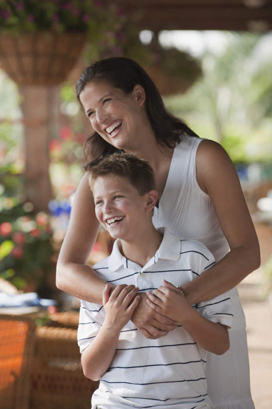 西方人,儿童,中年人,两个人,家庭,母亲,儿子,餐厅,站,抱,笑,微笑,露齿笑,竖图,室外,白天,正面,纯洁,植物,餐桌,桌子,欧洲,欧洲人,服装,朦胧,模糊,注视,休闲装,树,树木,小孩,衣服,绿色,自然,观察,看,站着,休闲,温暖,温馨,母子,一家人,休闲服,可爱,母爱,童年,童趣,服饰,生长,成长,餐台,抱着,观看,和睦,察看,搂着,关注,童真,烂漫,无邪,天真,男孩,女人,女性,中年女性,白种人,孩子,搂,搂抱,站立,半身,彩图,餐馆,饭店,饭馆,融洽,男生