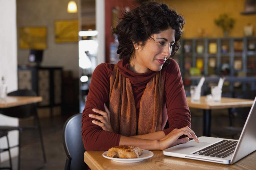 点心,西方人,一个人,餐厅,坐,横图,室内,白天,正面,电脑,笔记本电脑,餐桌,桌子,餐具,欧洲,欧洲人,仅一个女性,仅一个人,服装,朦胧,模糊,装饰,网络,碟子,盘,食品,曲奇,注视,休闲装,通讯设备,食物,衣服,盘子,围巾,碟,饼干,零食,低头,观察,看,仅一个中年女性,休闲,温暖,休闲服,服饰,餐台,围脖,观看,保暖,华丽,点缀,察看,无线,御寒,关注,通信设备,无线网络,曲奇饼,无线上网,便携式电脑,曲奇饼干,衬托,美观,雅致,雅观,手提电脑,女人,女性,中年女性,白种人,坐着,半身,彩图,餐馆,饭店,饭馆