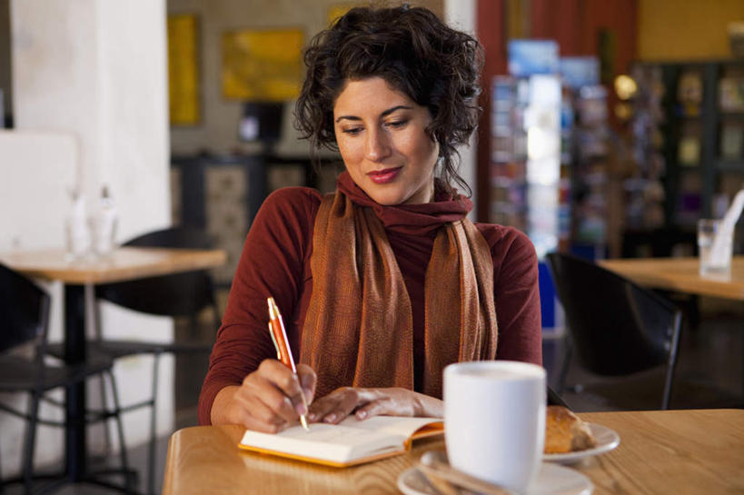 西方人,一个人,餐厅,坐,笑,微笑,露齿笑,横图,室内,白天,正面,餐桌,桌子,杯子,欧洲,欧洲人,仅一个女性,仅一个人,握,服装,朦胧,模糊,装饰,笔,瓷器,办公用品,记事本,咖啡杯,陶瓷制品,拿,拿着,注视,休闲装,文具,衣服,本子,笔记本,围巾,学习用品,低头,观察,看,仅一个中年女性,休闲,温暖,休闲服,握着,服饰,餐台,围脖,观看,保暖,华丽,文具用品,点缀,察看,书写,御寒,关注,瓷杯,衬托,美观,雅致,雅观,女人,女性,中年女性,白种人,坐着,半身,彩图,餐馆,饭店,饭馆