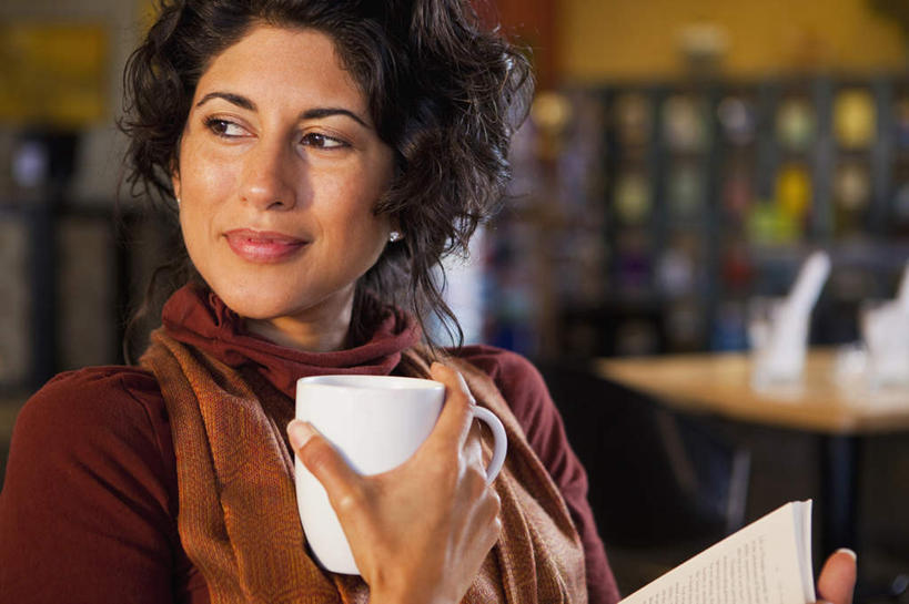 西方人,一个人,坐,笑,微笑,横图,室内,白天,正面,餐桌,桌子,杯子,欧洲,欧洲人,仅一个女性,仅一个人,握,服装,朦胧,模糊,装饰,瓷器,咖啡杯,陶瓷制品,拿,拿着,扭头,注视,休闲装,装饰品,衣服,耳环,饰品,首饰,围巾,观察,看,转头,仅一个中年女性,休闲,温暖,休闲服,握着,服饰,餐台,围脖,观看,保暖,华丽,点缀,察看,御寒,关注,咖啡店,瓷杯,咖啡屋,衬托,美观,雅致,雅观,耳饰,女人,女性,中年女性,白种人,坐着,半身,彩图,咖啡馆