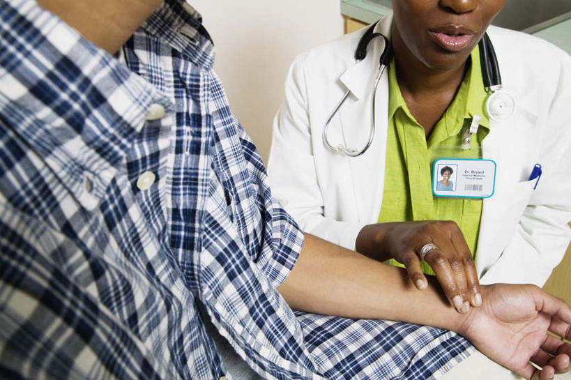 西方人,两个人,医生,病人,医院,站,横图,室内,白天,正面,工作服,制服,爱情,欧洲,非洲,黑人,欧洲人,浪漫,标识,吊牌,装饰品,戒指,饰品,首饰,听诊器,胸牌,按,站着,医护人员,医疗人员,恩爱,信物,医疗设备,徽章,权利,白大褂,病患,医疗器械,身份,医疗工具,把脉,胸章,医疗机构,胸卡,手饰,编号牌,雕刻牌,工号牌,胸号牌,胸徽,员工牌,工作制服,切脉,评脉,检测工具,男人,男性,年轻男性,女人,女性,中年女性,白种人,非洲人,大夫,患者,就医者,站立,半身,彩图,工作套服,病院,诊所