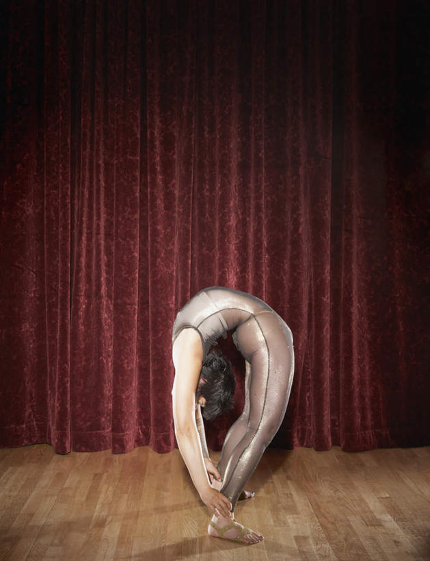 西方人,一个人,站,竖图,室内,白天,侧面,运动服,时尚,欧洲,欧洲人,仅一个年轻女性,仅一个女性,仅一个人,表演,撑,弯腰,握,阴影,服装,光线,影子,灯光,文化,纹身,扮演,衣服,红色,站着,个性,握着,服饰,帷幕,信仰,演出,撑着,衣着,穿着,帷幔,刺青,追求,幕布,幕帘,体操服,想象,文身,勇气,崇拜,张扬,弯身,衣饰,帷幔布,年轻女性,女人,女性,白种人,站立,彩图,全身,半体服,运动装