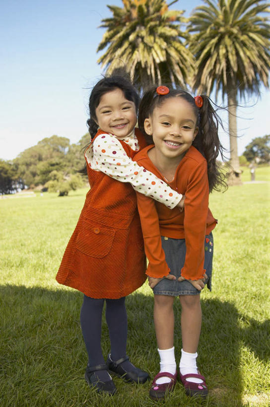 东方人,西方人,儿童,两个人,伙伴,朋友,站,抱,笑,微笑,露齿笑,竖图,室外,白天,正面,友谊,纯洁,草地,草坪,植物,棕榈树,叶子,欧洲,非洲,黑人,欧洲人,亚洲,阴影,服装,光线,影子,绿叶,注视,休闲装,黄种人,草,树,树木,小孩,衣服,绿色,阳光,自然,观察,看,站着,休闲,休闲服,嫩叶,可爱,童年,童趣,服饰,生长,成长,抱着,观看,察看,搂着,关注,童真,烂漫,无邪,棕榈叶,天真,友情,女孩,女人,女性,非洲人,亚洲人,叶,叶片,搂,搂抱,站立,彩图,全身,女生