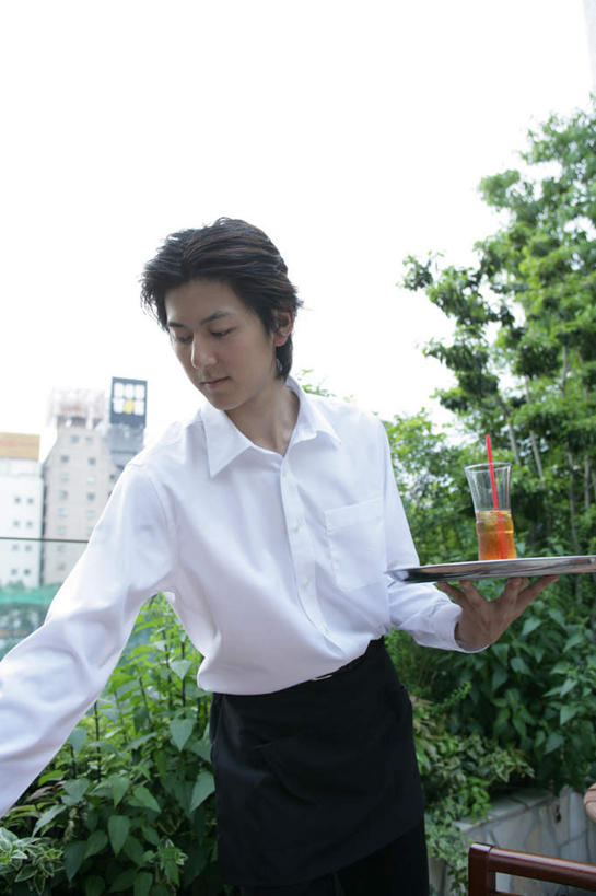 果汁,东方人,一个人,服务员,餐厅,站,笑,微笑,竖图,室外,白天,正面,工作服,衬衫,制服,植物,杯子,餐具,椅子,亚洲,仅一个男性,仅一个人,握,服装,碟子,盘,塑料,木椅,饮品,拿,拿着,注视,黄种人,玻璃制品,树,树木,饮料,仅一个年轻男性,衣服,绿色,白色,自然,盘子,水杯,塑料制品,吸管,碟,观察,看,站着,握着,服饰,生长,成长,观看,察看,空心,衣着,穿着,关注,可口,饮管,工作制服,衣饰,适口,男人,男性,年轻男性,亚洲人,服务生,侍者,玻璃杯,站立,半身,彩图,衬衣,工作套服,餐馆,饭店,饭馆,圆柱状