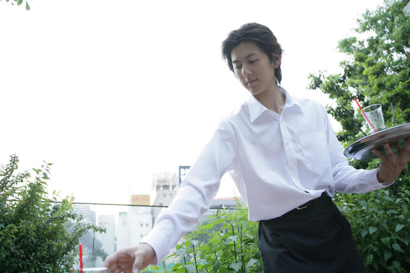 果汁,东方人,一个人,服务员,餐厅,站,笑,微笑,横图,室外,白天,仰视,工作服,衬衫,制服,植物,杯子,餐具,亚洲,仅一个男性,仅一个人,握,服装,碟子,盘,塑料,饮品,拿,拿着,注视,黄种人,玻璃制品,树,树木,饮料,仅一个年轻男性,衣服,绿色,白色,自然,盘子,水杯,塑料制品,吸管,碟,观察,看,站着,握着,服饰,生长,成长,观看,察看,空心,衣着,穿着,关注,可口,饮管,工作制服,衣饰,适口,男人,男性,年轻男性,亚洲人,服务生,侍者,玻璃杯,站立,半身,彩图,低角度拍摄,衬衣,工作套服,餐馆,饭店,饭馆,圆柱状