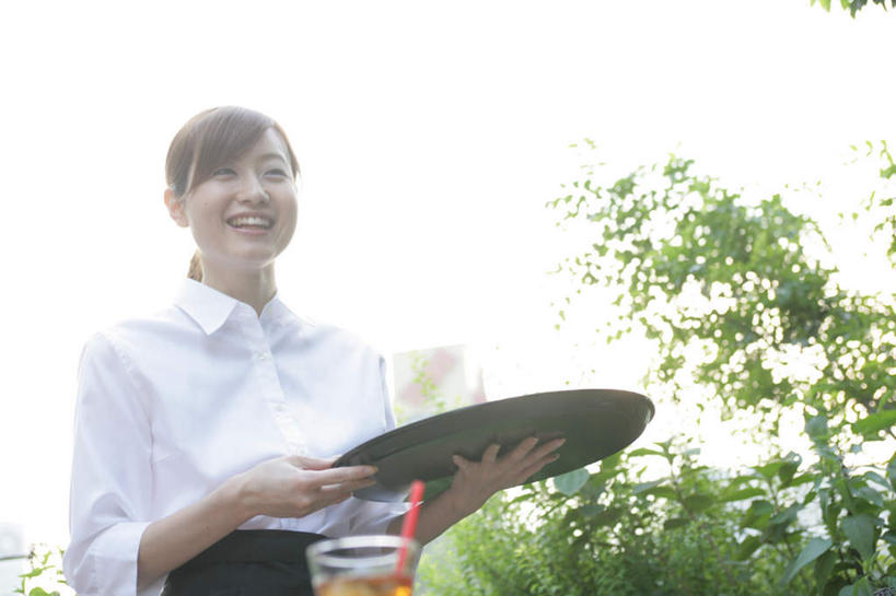 果汁,东方人,一个人,服务员,餐厅,站,笑,微笑,露齿笑,横图,室外,白天,仰视,工作服,衬衫,制服,植物,杯子,餐具,亚洲,仅一个年轻女性,仅一个女性,仅一个人,握,服装,碟子,盘,塑料,饮品,拿,拿着,注视,黄种人,玻璃制品,树,树木,饮料,衣服,绿色,白色,自然,盘子,水杯,塑料制品,吸管,碟,观察,看,站着,握着,服饰,生长,成长,观看,察看,空心,衣着,穿着,关注,可口,饮管,工作制服,衣饰,适口,年轻女性,女人,女性,亚洲人,服务生,侍者,玻璃杯,站立,半身,彩图,低角度拍摄,衬衣,工作套服,餐馆,饭店,饭馆,圆柱状