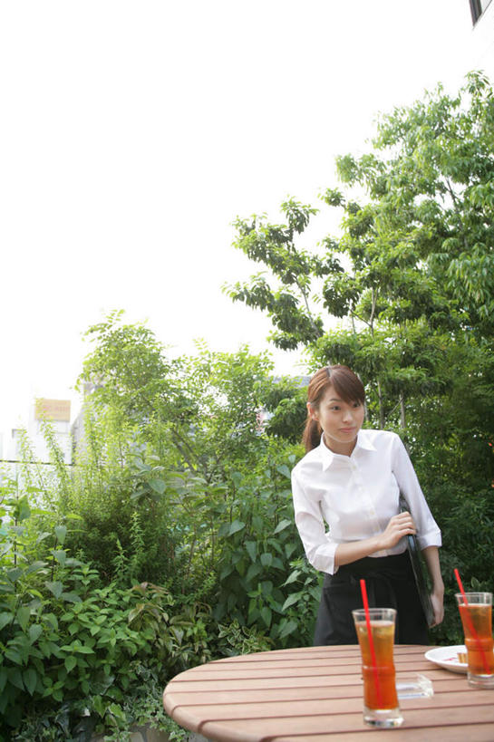 果汁,东方人,一个人,服务员,餐厅,站,竖图,室外,白天,正面,工作服,衬衫,制服,植物,桌面,桌子,杯子,餐具,亚洲,仅一个年轻女性,仅一个女性,仅一个人,握,服装,木制,碟子,盘,塑料,饮品,拿,拿着,注视,黄种人,玻璃制品,树,树木,饮料,衣服,绿色,白色,自然,盘子,木制品,水杯,塑料制品,吸管,碟,观察,看,站着,握着,服饰,生长,成长,观看,察看,空心,衣着,穿着,关注,可口,饮管,工作制服,衣饰,适口,年轻女性,女人,女性,亚洲人,服务生,侍者,玻璃杯,站立,半身,彩图,衬衣,工作套服,餐馆,饭店,饭馆,圆柱状