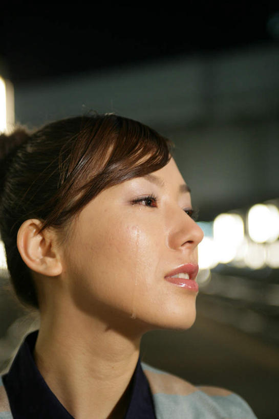东方人,脸,头,脸颊,脖子,一个人,哭,竖图,室外,特写,夜晚,正面,亚洲,仅一个年轻女性,仅一个女性,仅一个人,阴影,服装,朦胧,模糊,光线,影子,灯光,注视,休闲装,黄种人,衣服,观察,看,休闲,休闲服,眼泪,服饰,观看,察看,泪水,关注,年轻女性,女人,女性,亚洲人,头部,脖,颈,颈部,脸部,脸蛋,面部,半身,彩图,哭泣,哭啼