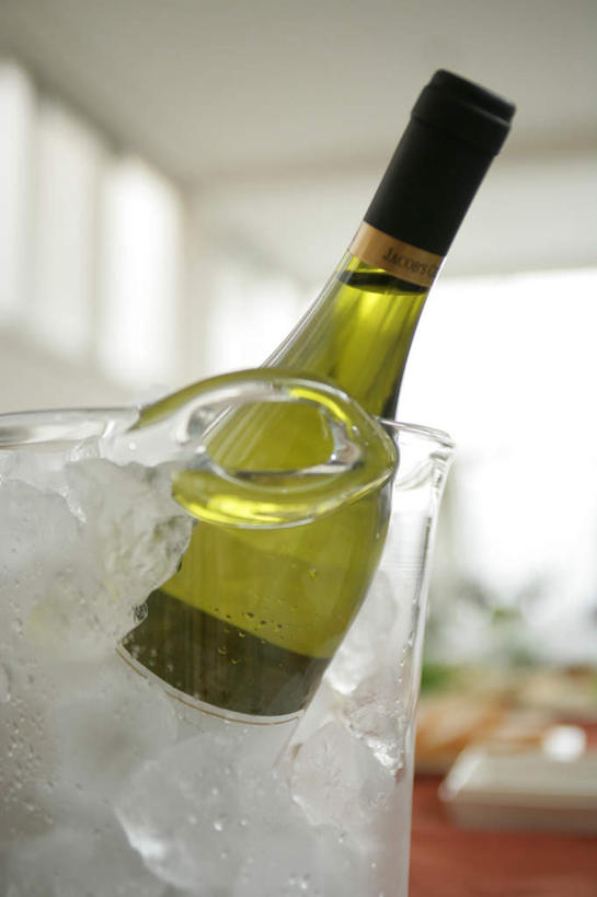 红酒,葡萄酒,无人,竖图,室内,特写,白天,仰视,餐桌,桌子,阴影,朦胧,模糊,反射,铁桶,桶,影子,冰,冰块,白葡萄酒,酒类,冷冻,玻璃制品,酒,酒瓶,饮料,玻璃瓶,瓶子,容器,寒冷,冷藏,餐台,储藏,冰冷,一瓶,储存,冰桶,香槟桶,保鲜,彩图,低角度拍摄,贮存