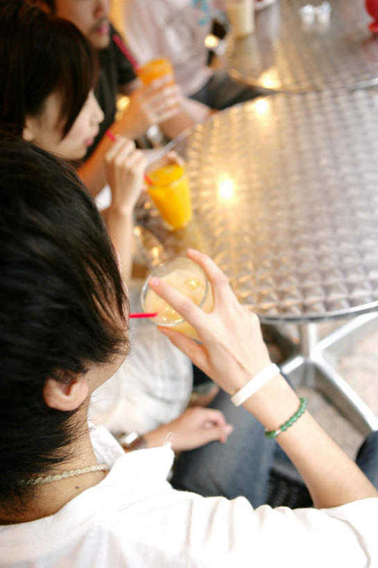 果汁,东方人,四个人,伙伴,朋友,餐厅,坐,竖图,俯视,室内,白天,友谊,餐桌,桌子,柑橘,杯子,亚洲,握,服装,朦胧,模糊,塑料,橙汁,饮品,拿,拿着,注视,休闲装,黄种人,玻璃制品,装饰品,饮料,衣服,饰品,手链,首饰,水杯,塑料制品,吸管,观察,看,休闲,休闲服,握着,服饰,手镯,餐台,观看,察看,空心,关注,可口,镯子,饮管,适口,友情,男人,男性,年轻男性,年轻女性,女人,女性,亚洲人,玻璃杯,橘子,桔子,橙子,橙,坐着,半身,彩图,高角度拍摄,餐馆,饭店,饭馆,圆柱状