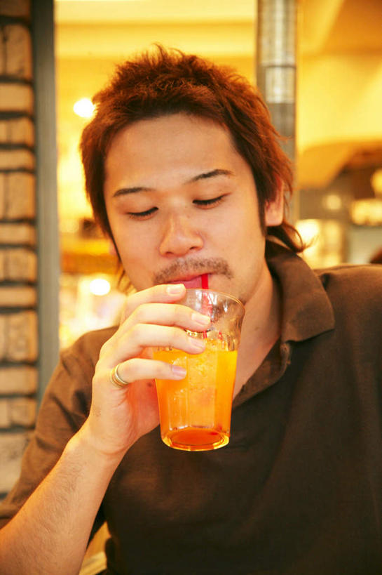 果汁,东方人,一个人,餐厅,坐,闭眼,竖图,室内,白天,正面,柑橘,杯子,亚洲,仅一个男性,仅一个人,握,咬,服装,朦胧,模糊,塑料,橙汁,饮品,拿,拿着,休闲装,黄种人,玻璃制品,饮料,仅一个年轻男性,衣服,水杯,塑料制品,吸管,休闲,休闲服,握着,服饰,咬着,空心,可口,饮管,适口,男人,男性,年轻男性,亚洲人,玻璃杯,橘子,桔子,橙子,橙,闭眼睛,闭着眼,闭着眼睛,坐着,半身,彩图,餐馆,饭店,饭馆,圆柱状