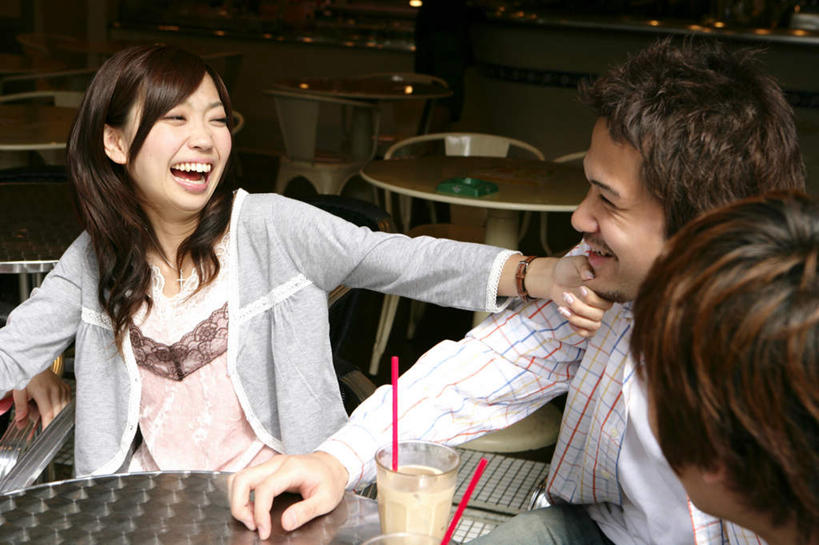 果汁,东方人,三个人,伙伴,朋友,餐厅,坐,笑,微笑,露齿笑,横图,室内,白天,正面,友谊,餐桌,桌子,杯子,亚洲,服装,时间,时钟,手表,塑料,饮品,计时,扭头,注视,休闲装,黄种人,玻璃制品,饮料,衣服,水杯,塑料制品,吸管,钟表,观察,看,转头,休闲,休闲服,表,搭,服饰,餐台,观看,腕表,察看,空心,搭着,关注,可口,饮管,适口,友情,年轻女性,女人,女性,亚洲人,玻璃杯,钟,坐着,半身,彩图,餐馆,饭店,饭馆,圆柱状