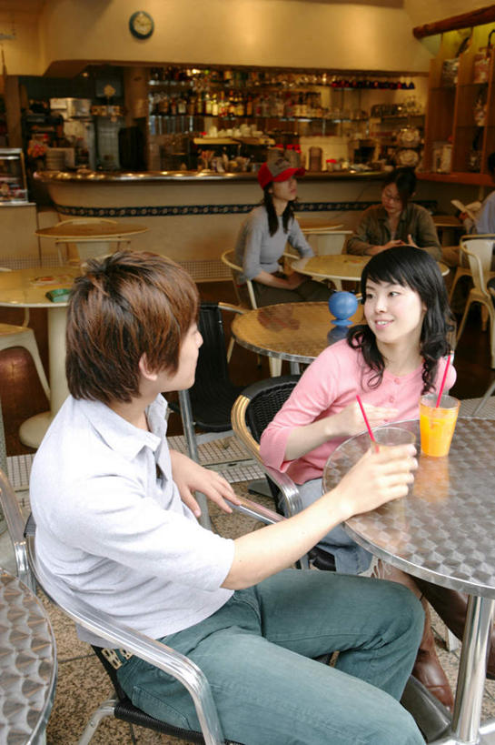 果汁,东方人,两个人,餐厅,坐,笑,微笑,露齿笑,竖图,室内,白天,正面,爱情,餐桌,桌子,杯子,椅子,亚洲,服装,塑料,饮品,浪漫,扭头,注视,休闲装,黄种人,玻璃制品,饮料,衣服,水杯,塑料制品,吸管,观察,看,转头,休闲,温暖,温馨,休闲服,恩爱,恋人,服饰,餐台,观看,和睦,察看,空心,关注,可口,饮管,适口,男人,男性,年轻男性,年轻女性,女人,女性,亚洲人,情侣,玻璃杯,坐着,半身,彩图,餐馆,饭店,饭馆,伴侣,融洽,圆柱状