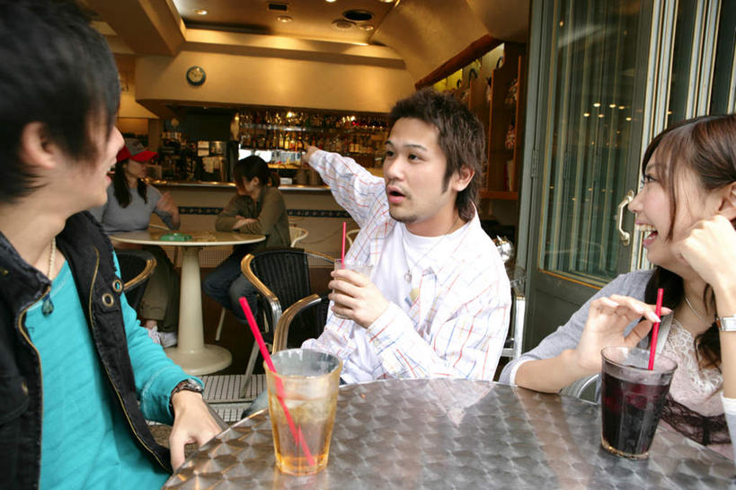 果汁,东方人,三个人,伙伴,朋友,餐厅,坐,笑,微笑,露齿笑,横图,室内,白天,正面,友谊,餐桌,桌子,杯子,照明,亚洲,握,指,服装,手表,塑料,灯光,饮品,拿,拿着,扭头,注视,休闲装,黄种人,方向,顶灯,玻璃制品,灯,饮料,衣服,水杯,塑料制品,吸管,灯具,观察,看,手势,转头,休闲,休闲服,握着,服饰,餐台,观看,腕表,照亮,察看,空心,指向,食指,照明设备,关注,可口,饮管,适口,友情,男人,男性,年轻男性,年轻女性,女人,女性,亚洲人,玻璃杯,坐着,半身,彩图,餐馆,饭店,饭馆,圆柱状