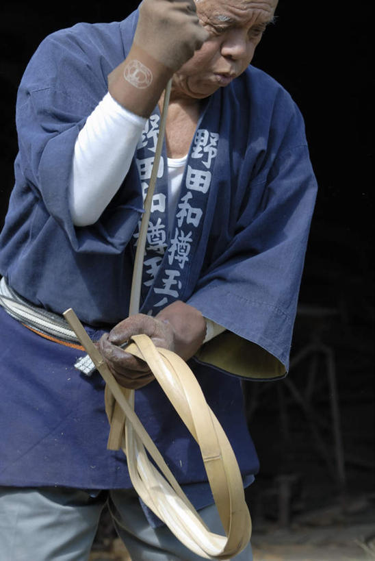 东方人,一个人,木匠,站,举,竖图,室外,白天,正面,安全,亚洲,仅一个男性,仅一个人,握,服装,木制,圆圈,防护,拿,拿着,注视,休闲装,黄种人,衣服,木制品,手套,低头,观察,看,托,站着,仅一个老年男性,休闲,休闲服,握着,服饰,观看,保护,察看,关注,保险,保全,周全,安稳,安定,防护手套,垂头,平安,老年男性,男人,男性,亚洲人,木工,举起,举手,举着,向上举,向上伸,向上托,站立,半身,彩图