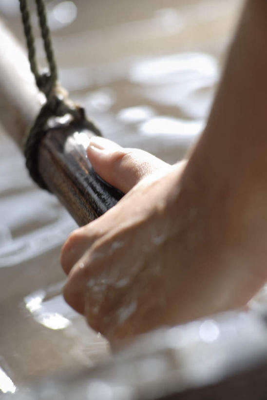 东方人,手,一个人,竖图,俯视,室内,特写,白天,亚洲,仅一个男性,仅一个人,仅一个中年男性,握,阴影,朦胧,模糊,反射,影子,拿,拿着,黄种人,一个,手部,握着,单个,单手,男人,男性,中年男性,亚洲人,半身,彩图,高角度拍摄,打浆,打浆池