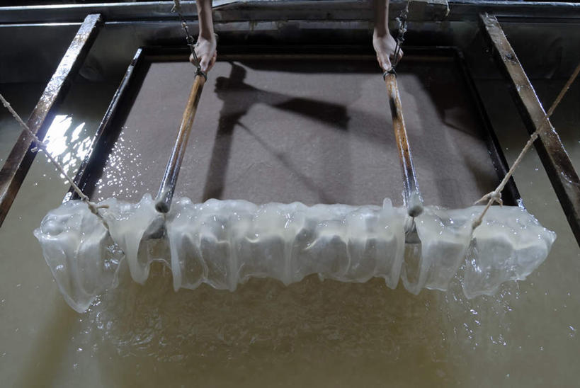 东方人,一个人,横图,俯视,室内,白天,机器,亚洲,仅一个男性,仅一个人,仅一个中年男性,握,拿,拿着,黄种人,一个,机械,握着,工业,单个,男人,男性,中年男性,亚洲人,半身,彩图,高角度拍摄,打浆,打浆池,造纸机