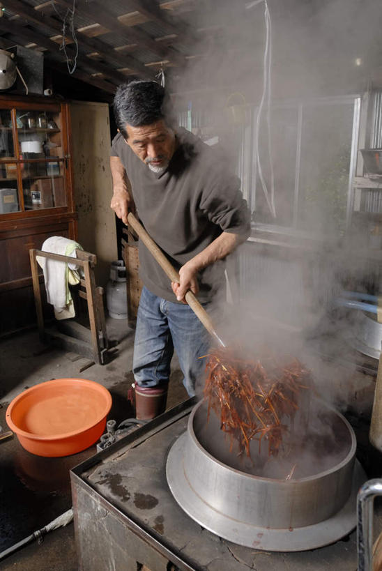 东方人,一个人,工厂,站,竖图,俯视,室内,白天,工作服,制服,车间,雾,亚洲,仅一个男性,仅一个人,仅一个中年男性,一根,握,沸腾,朦胧,模糊,蒸汽,材料,棍子,铁桶,桶,水蒸气,雾气,拿,拿着,注视,黄种人,容器,观察,看,站着,握着,观看,储藏,气体,察看,储存,关注,上色,染料,蒸发,工作制服,染色,男人,男性,中年男性,亚洲人,站立,彩图,高角度拍摄,全身,工作套服,制造厂,贮存