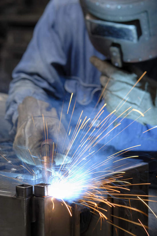 东方人,一个人,焊工,工厂,竖图,俯视,室内,白天,工作服,制服,安全,车间,金属制品,亚洲,仅一个男性,仅一个人,仅一个中年男性,连接,握,飞溅,组合,溅,金属,火花,防护,拿,拿着,注视,黄种人,手套,观察,看,握着,观看,保护,电焊,焊接,察看,紧固,关注,喷洒,面罩,拼接,拼凑,保险,焊枪,拼合,凑集,聚合,撮合,保全,周全,安稳,安定,牢固,防护手套,电弧焊,工作制服,平安,男人,男性,中年男性,亚洲人,电焊工,焊接工,半身,彩图,高角度拍摄,工作套服,制造厂,电焊面罩