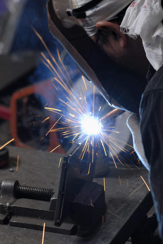 东方人,脸,头,脸颊,手,一个人,焊工,工厂,竖图,俯视,室内,特写,白天,工作服,制服,安全,车间,金属制品,亚洲,仅一个男性,仅一个人,仅一个中年男性,连接,握,飞溅,组合,溅,金属,火花,防护,拿,拿着,注视,黄种人,手套,观察,看,手部,握着,观看,保护,单手,电焊,焊接,察看,紧固,关注,喷洒,面罩,拼接,拼凑,保险,焊枪,拼合,凑集,聚合,撮合,保全,周全,安稳,安定,牢固,防护手套,电弧焊,工作制服,平安,男人,男性,中年男性,亚洲人,头部,脸部,脸蛋,面部,电焊工,焊接工,半身,彩图,高角度拍摄,工作套服,制造厂,电焊面罩