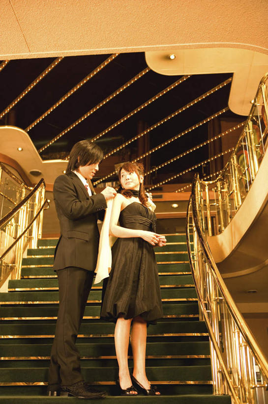 东方人,两个人,栏杆,站,竖图,室内,白天,仰视,衬衫,裙子,西装,爱情,楼梯,天花板,船,亚洲,一艘,阴影,连衣裙,套装,正装,反射,扶手,影子,阶梯,领带,浪漫,注视,职业装,黄种人,护栏,游轮,台阶,游船,黑色,抹胸,披肩,交通工具,观察,看,站着,温暖,温馨,恩爱,搭,恋人,关怀,观看,和睦,察看,搭着,关注,载具,关心,抹胸裙,旅游船,体贴,关切,男人,男性,年轻男性,年轻女性,女人,女性,亚洲人,情侣,站立,彩图,低角度拍摄,全身,衬衣,伴侣,融洽