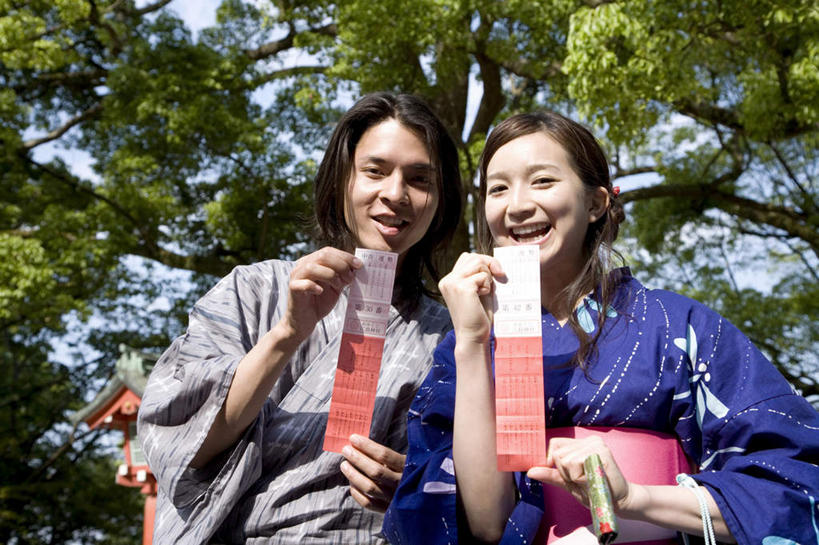 东方人,两个人,站,笑,微笑,露齿笑,横图,室外,白天,仰视,民族服装,爱情,植物,亚洲,两张,握,阴影,和服,光线,影子,纸,浪漫,注视,黄种人,树,树木,绿色,阳光,自然,观察,看,站着,温暖,温馨,恩爱,握着,恋人,服饰,生长,成长,观看,和睦,察看,关注,吴服,唐草,唐花,唐锦,男人,男性,年轻女性,女人,女性,中年男性,亚洲人,情侣,站立,半身,彩图,低角度拍摄,传统服装,民俗服,签诗,签文,伴侣,融洽